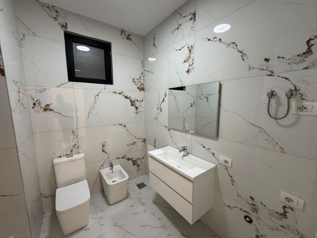 Shitet Apartament 2+1 Liqeni i thate