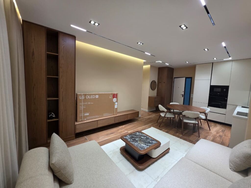 JEPET ME QIRA APARTAMENT LUKSUZ 2+1+2 + PARKIM!  📍 Vendndodhja: Rruga 5 Maji, Tiranë