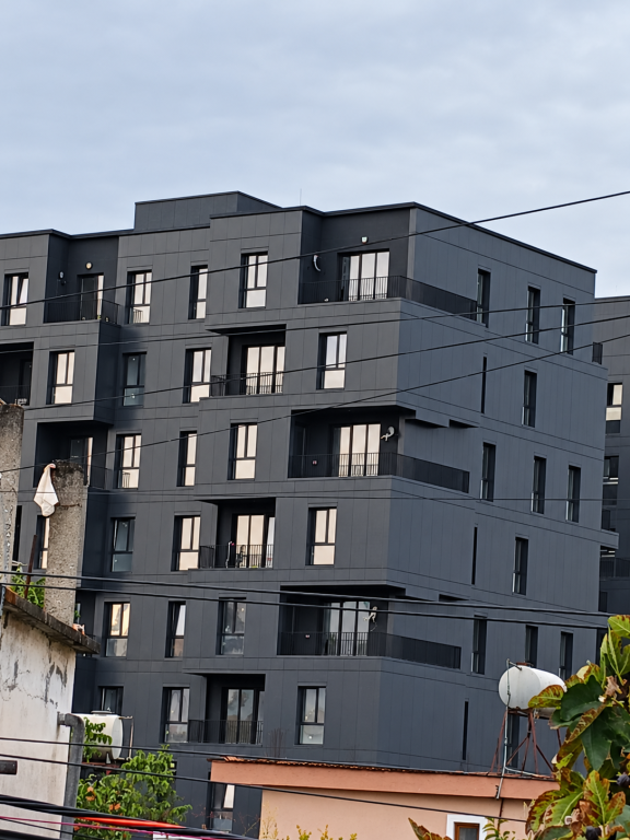 SHITET APARTAMENT 2+1 – KOMPLEKSI TUDAS, ISH-PARKU I AUTOBUSËVE