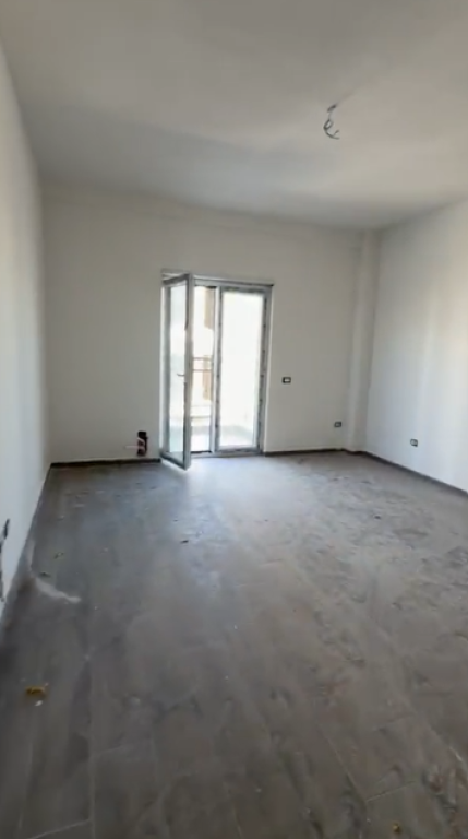**VENDESI APPARTAMENTO 2+1+2 CON CABINA ARMADIO – TIRANA PORTA E RE**