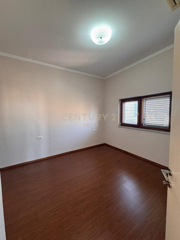 🏢 UFFICIO IN AFFITTO – VICINO A PIAZZA SKËNDERBEJ