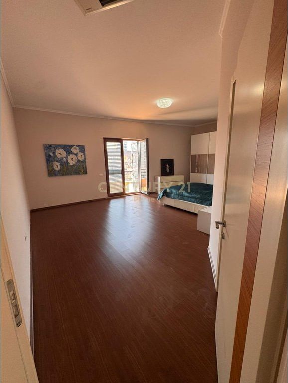 🏢 UFFICIO IN AFFITTO – VICINO A PIAZZA SKËNDERBEJ