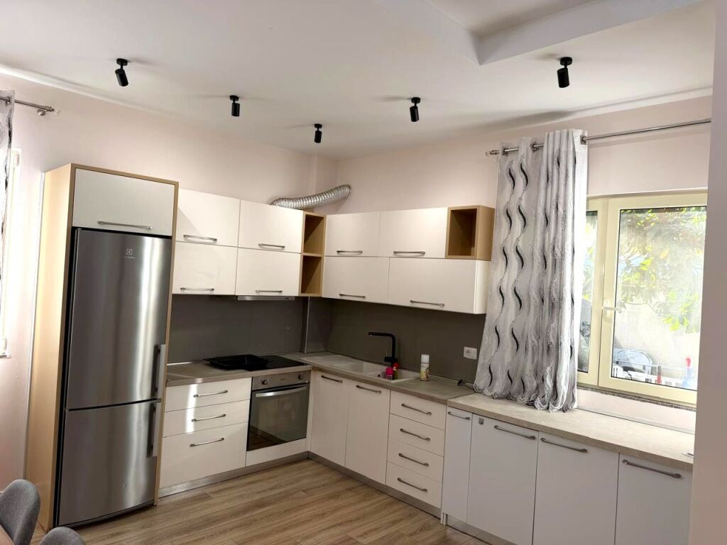 APARTAMENT ME QIRA 2+1 - KINOSTUDIO , TIRANË