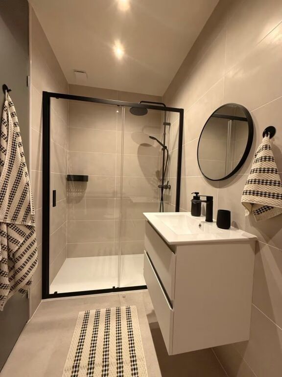 Myslym Shyri, jepet me qera apartament 1+1 modern.