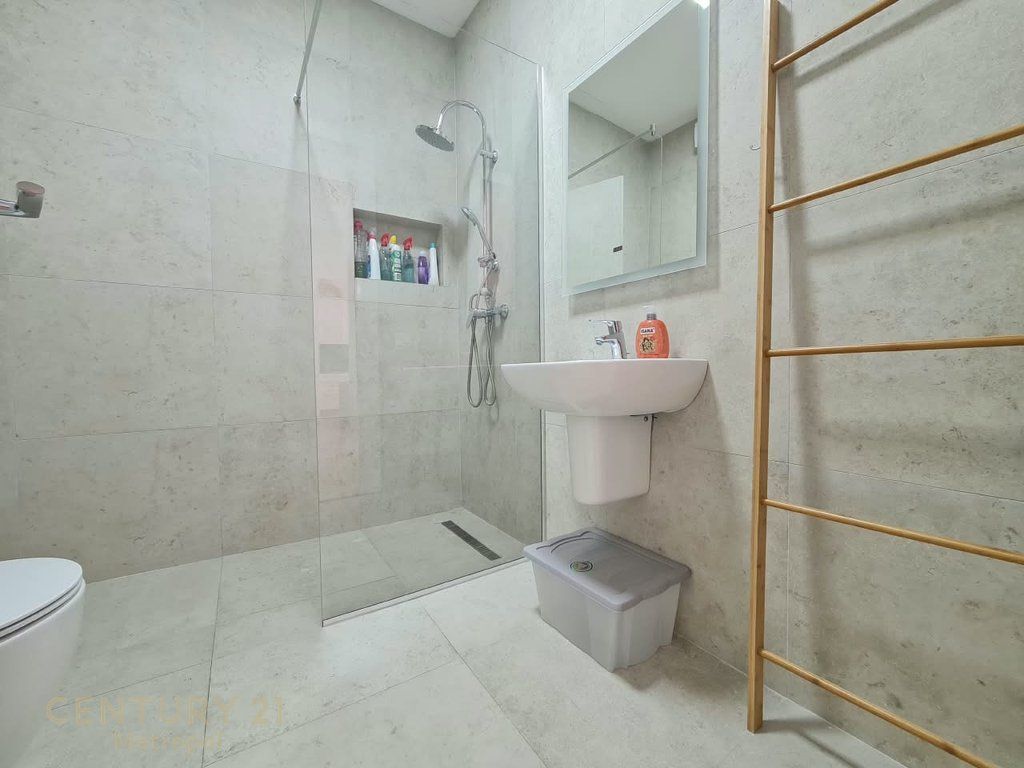 OFROJ PER QIRA APARTAMENT 1+1 NE KOMPLEKSIN DELIJORGJI!