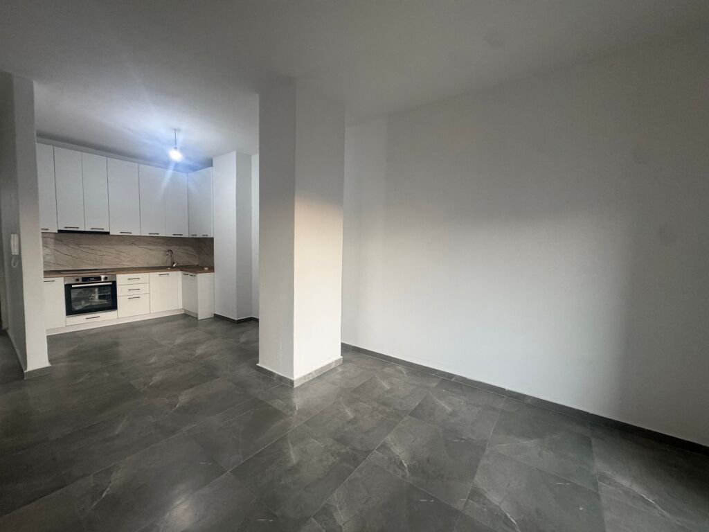 2+1 apartment + parking for rent at Fusha e Aviacionit