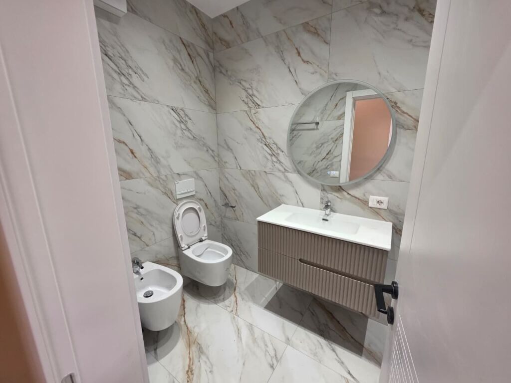 JEPET ME QIRA APARTAMENT LUKSUZ 2+1+2 + PARKIM!  📍 Vendndodhja: Rruga 5 Maji, Tiranë