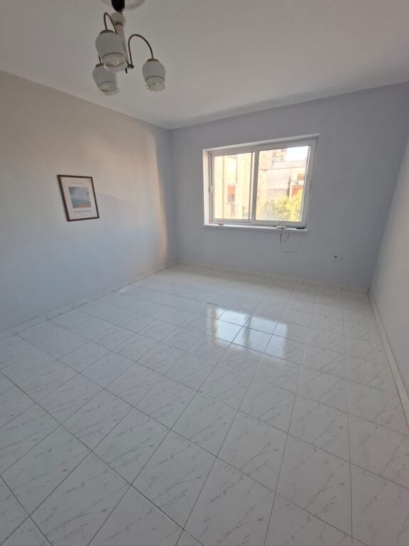 For rent, empty 2+1+1 at Globe, former Park, 600 thousand lek