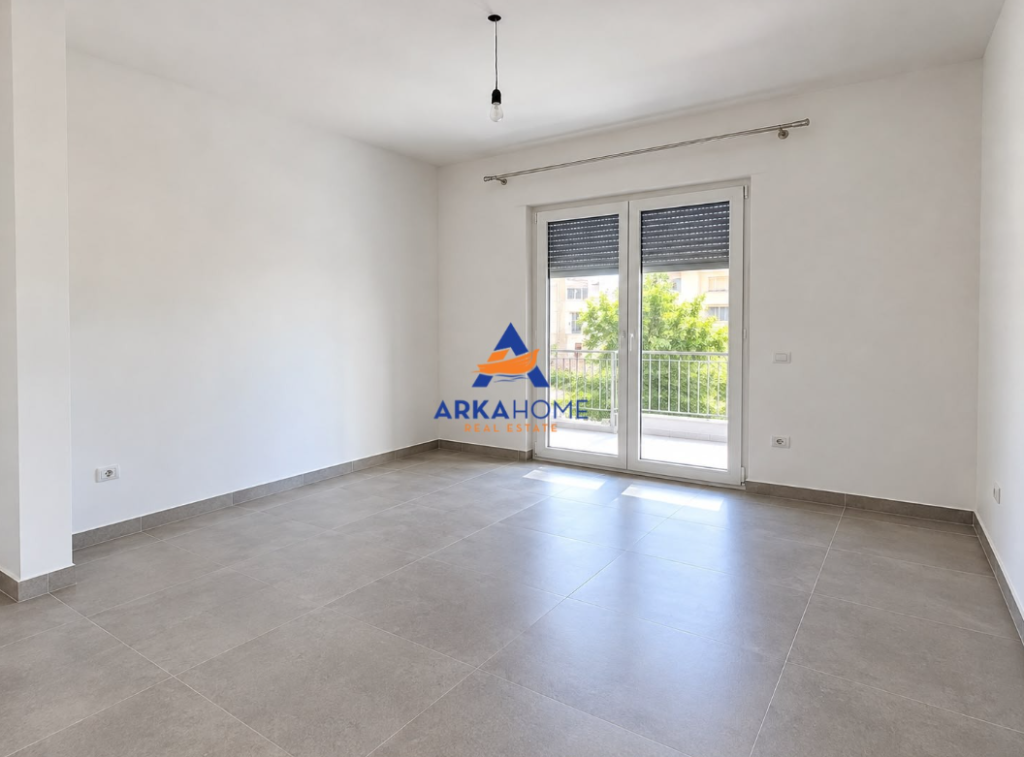 APPARTAMENTO 2+1 CON BALCONE IN AFFITTO "KAMEZ" 35.000 LEKE