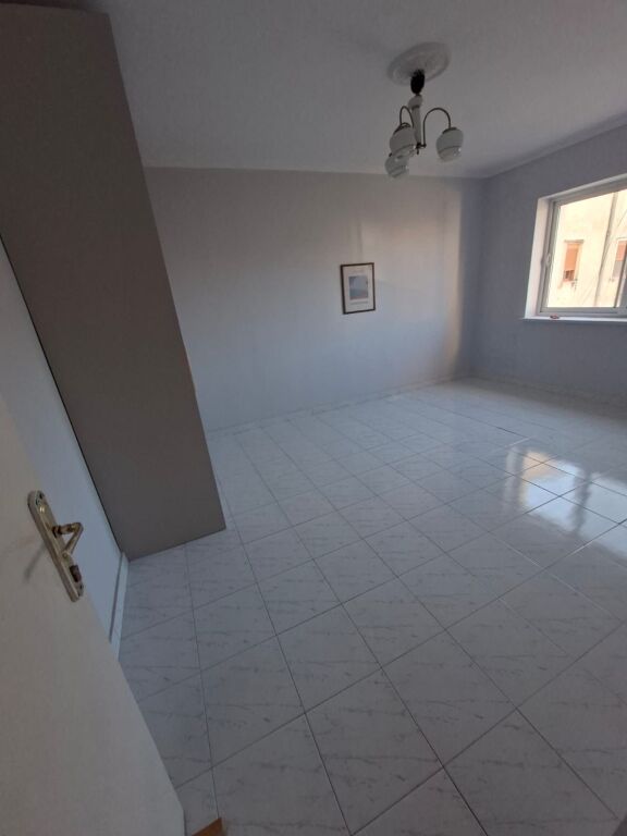 For rent, empty 2+1+1 at Globe, former Park, 600 thousand lek