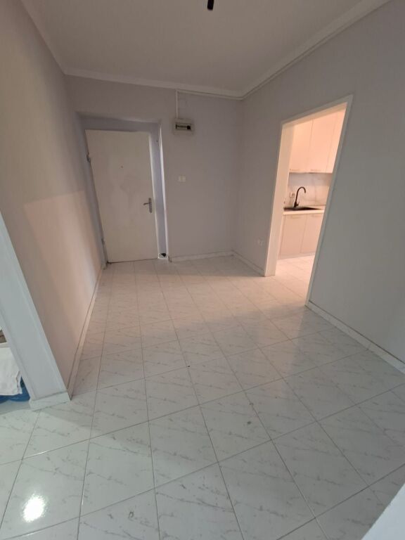 For rent, empty 2+1+1 at Globe, former Park, 600 thousand lek