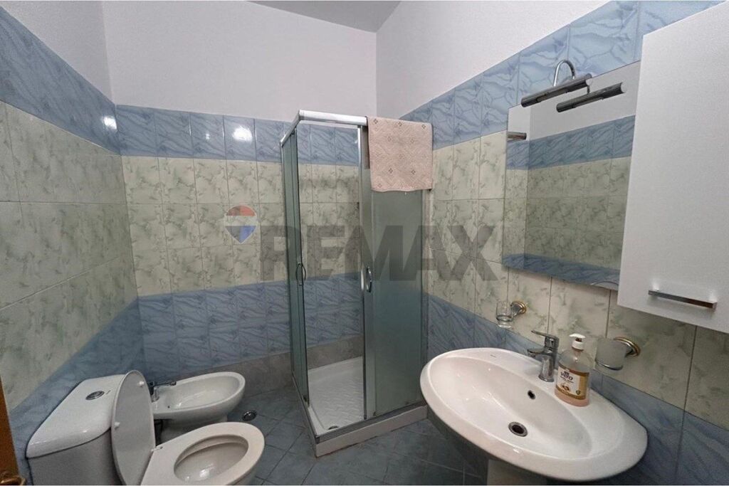 🏡 APPARTAMENTO 2+1+2 IN AFFITTO A LUNGO TERMINE – VLORË!