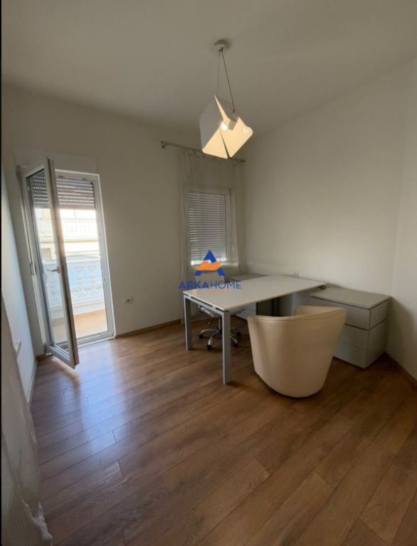 SHITET VILË ME 3 KATE "WHITE HOUSES, TEG" 800.000 EURO