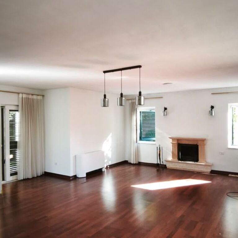 Ofrohet me qira një vilë 3-katëshe në Garden Hills Residence, pranë TEG në Tiranë