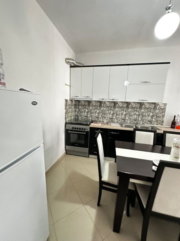 🏡 APARTAMENT 1+1 ME QIRA AFATGJATË – LUNGOMARE, VLORË
