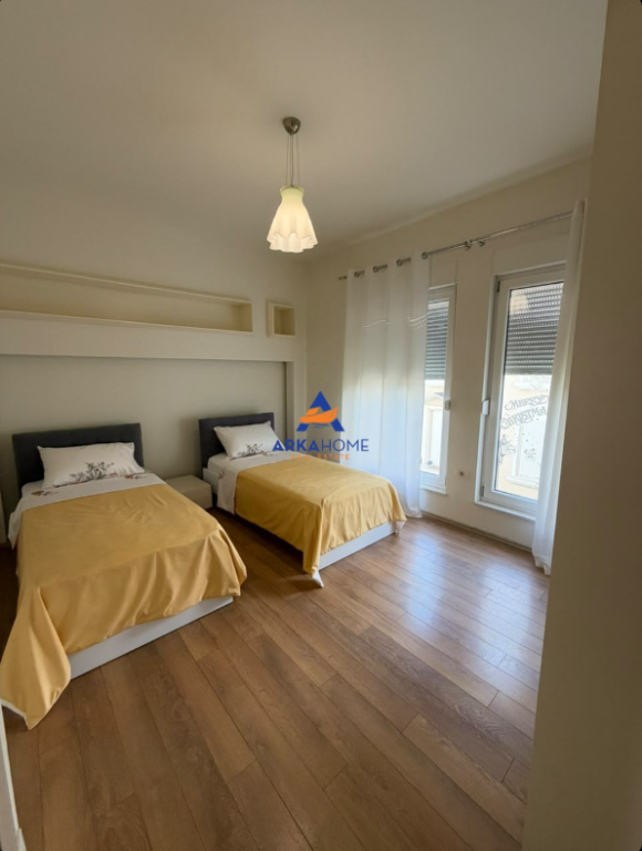 SHITET VILË ME 3 KATE "WHITE HOUSES, TEG" 800.000 EURO