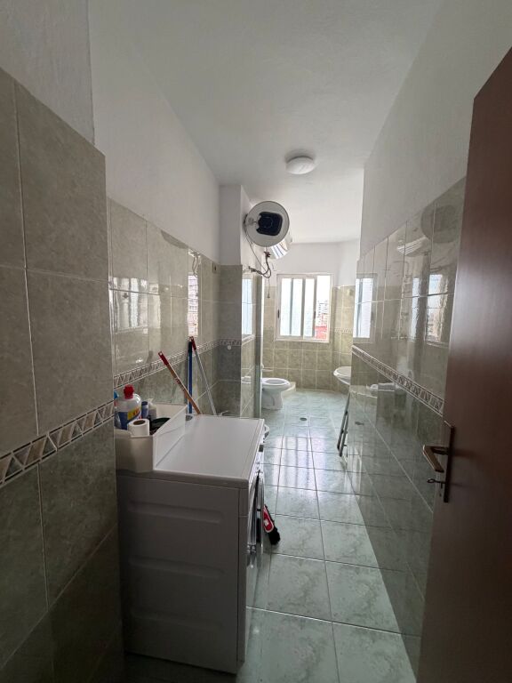 🏡 Jepet me qira apartament 2+1  📍 Rruga e Durrësit, pranë Alba 2000 🏢 Kati 5, pallat me ashensor 🛋️ I mobiluar 📐 75 m² neto 💰 Çmimi: 50.000 lekë/muaj