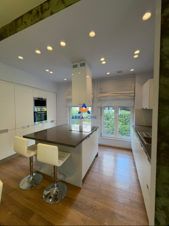 SHITET VILË ME 3 KATE "WHITE HOUSES, TEG" 800.000 EURO