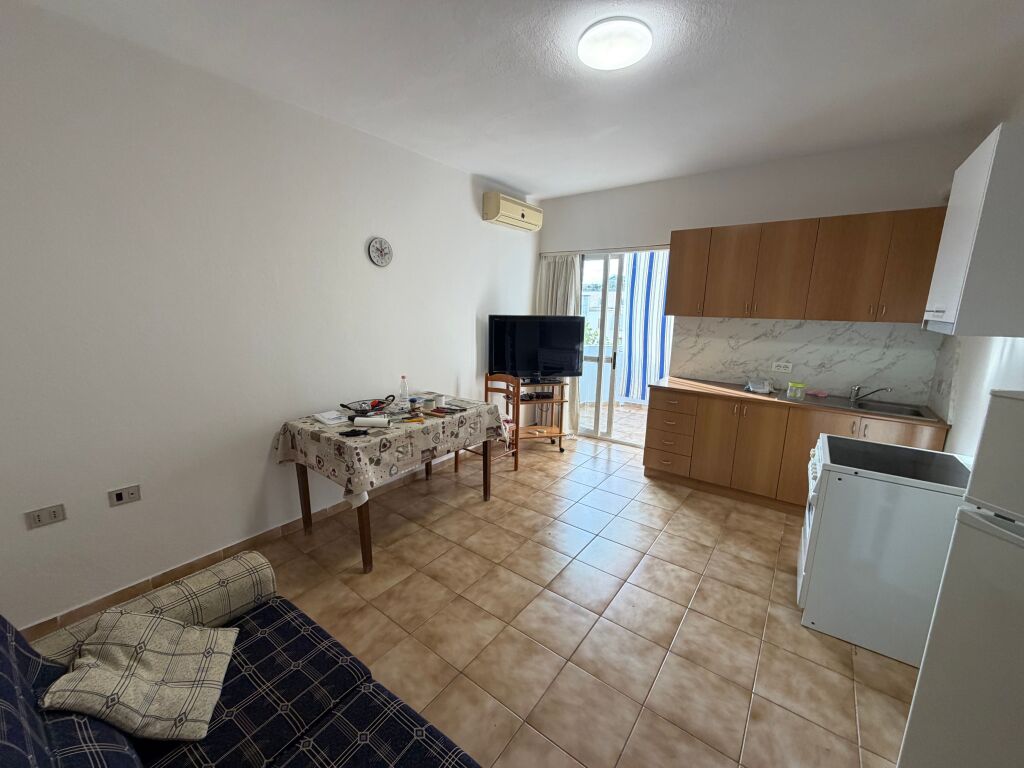 🏡 Jepet me qira apartament 2+1  📍 Rruga e Durrësit, pranë Alba 2000 🏢 Kati 5, pallat me ashensor 🛋️ I mobiluar 📐 75 m² neto 💰 Çmimi: 50.000 lekë/muaj