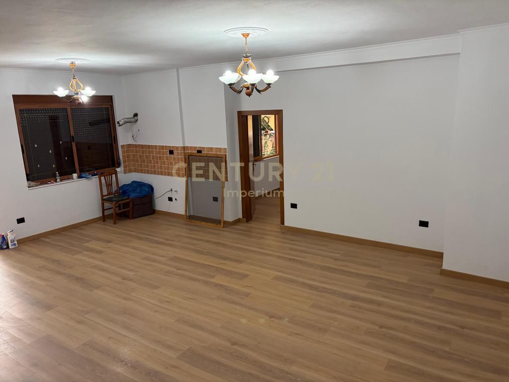 Ambient Zyre me Qira pranë Rrugës së Kavajës dhe Report Tv