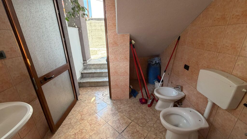 Qera | Ambjent Biznesi | Kodra E Priftit | 500 €/muaj