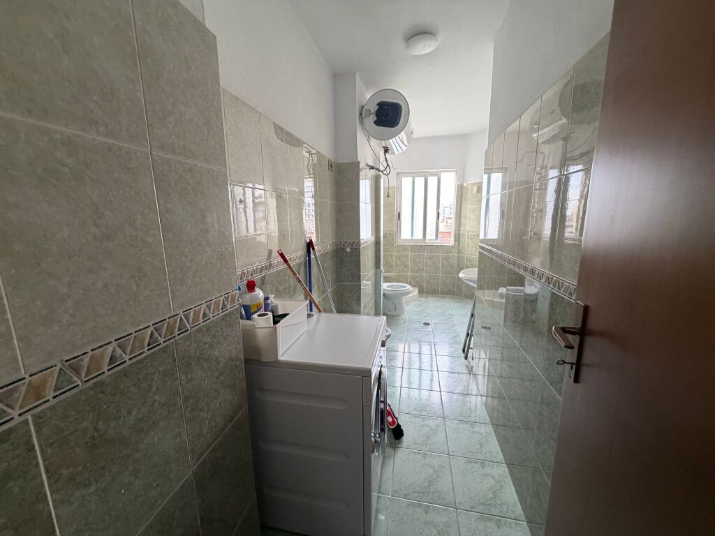 🏡 Jepet me qira apartament 2+1  📍 Rruga e Durrësit, pranë Alba 2000 🏢 Kati 5, pallat me ashensor 🛋️ I mobiluar 📐 75 m² neto 💰 Çmimi: 50.000 lekë/muaj