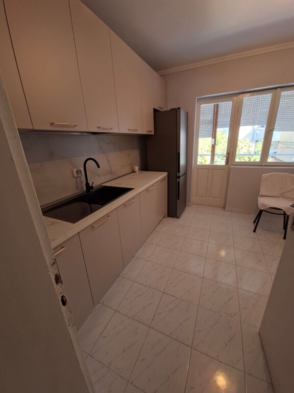 For rent, empty 2+1+1 at Globe, former Park, 600 thousand lek
