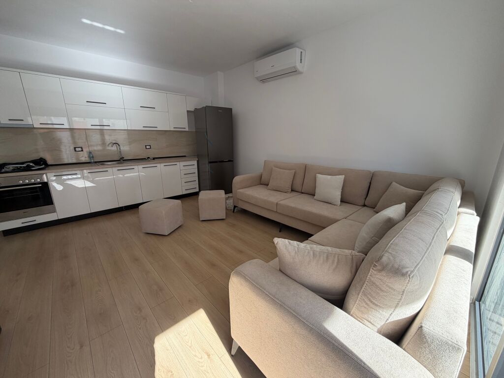 🏡 JEPET ME QIRA APARTAMENT 1+1  +🅿️📍 Kompleksi Ndregjoni, Rruga Jordan Misja, Tiranë  Apartament në katin e dytë, në pallat të ri me ashensor, i pabanuar më parë, me parkim.  💰 Çmimi: 70.000 lekë/muaj