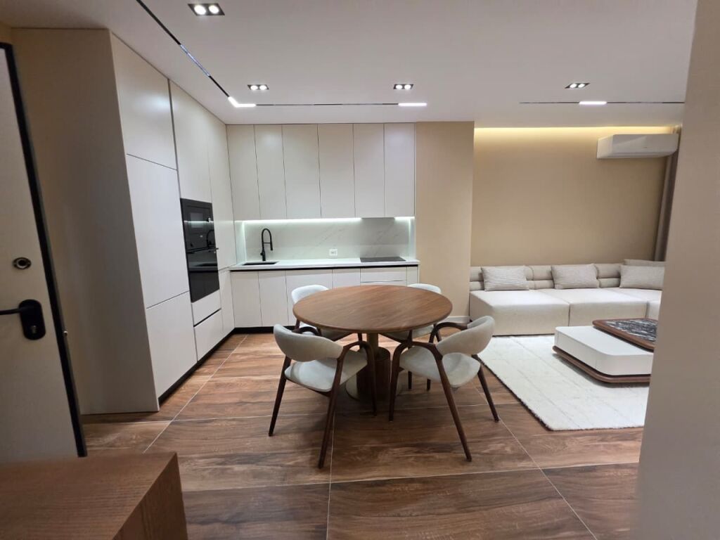 🏡 APPARTAMENTO DI LUSSO 2+1+2 IN AFFITTO + PARCHEGGIO!  📍 Posizione: Via 5 Maji, Tirana