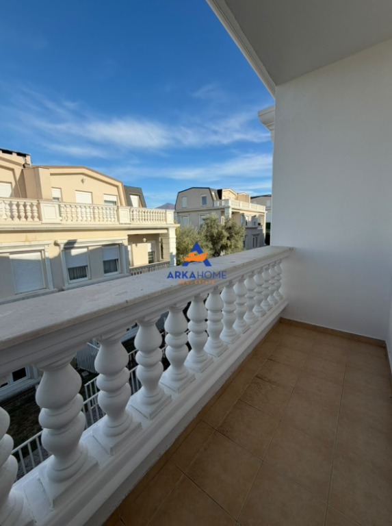 SHITET VILË ME 3 KATE "WHITE HOUSES, TEG" 800.000 EURO