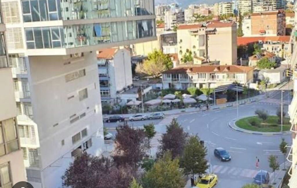 Ambient zyre me qira Komuna Parisit