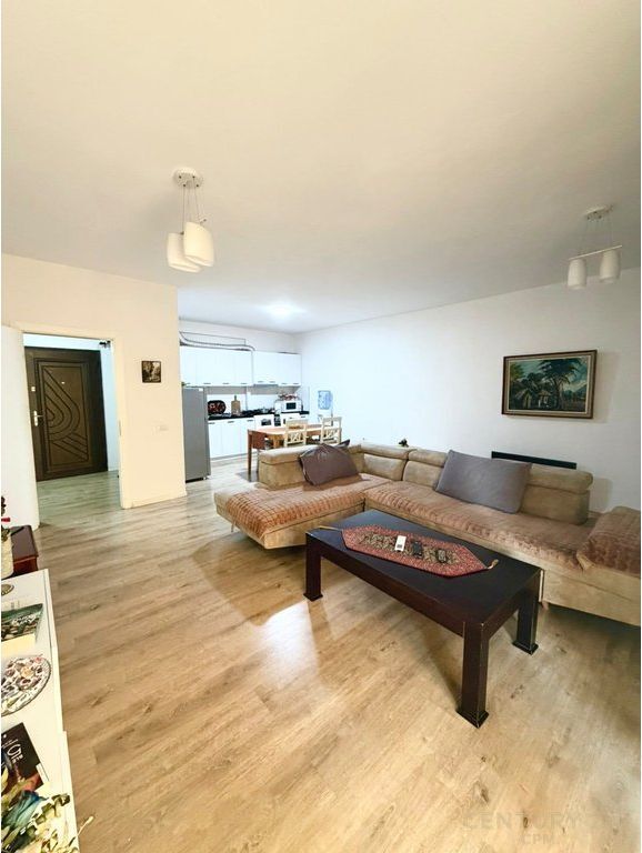 Apartament 2+1+2 per shitje te lulishtja, Komuna e Parisit