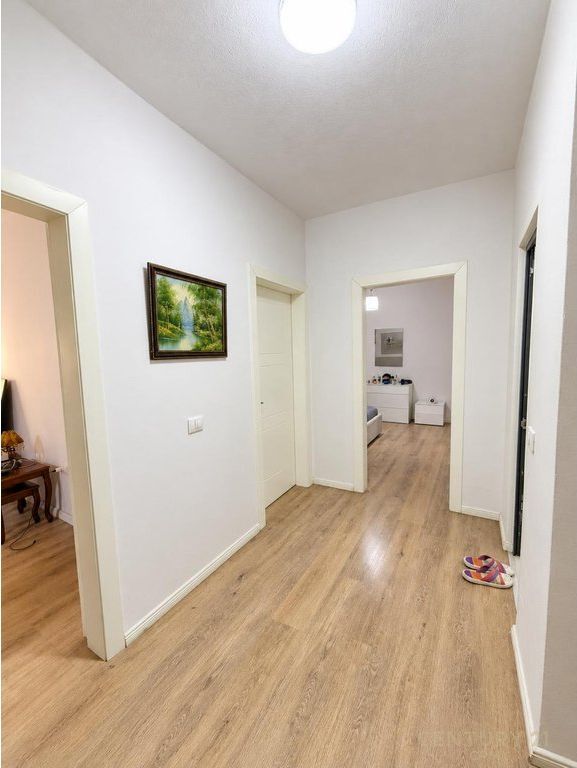 SHITET APARTAMENT 2+1+2 PRANË LULISHTES – KOMUNA E PARISIT, TIRANË