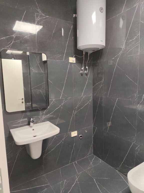 Ambient me qera 1+1+wc+B, Zogu Zi