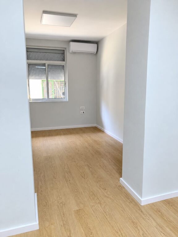 # UFFICIO IN AFFITTO: 1 Ambiente di Lavoro 📍Blloku - Edificio su Strada || 450€/Mese - 2° Piano - Superficie Totale: 40m² || Accesso Rapido e Posizione Premium nel Cuore di Blloku 🔥