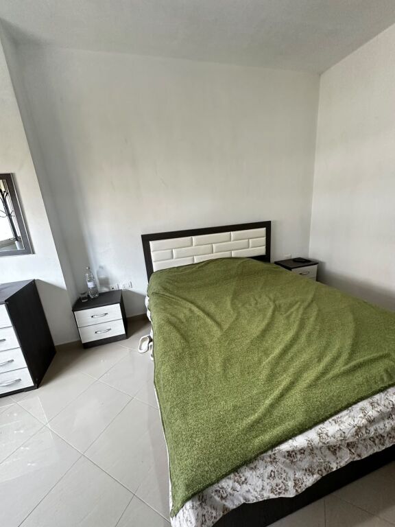 🏡 APARTAMENT 1+1 ME QIRA AFATGJATË – LUNGOMARE, VLORË