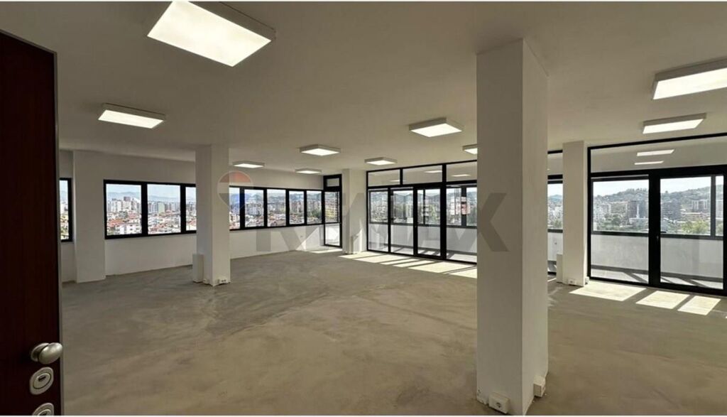 Shitet Penthouse open space/casa Italia