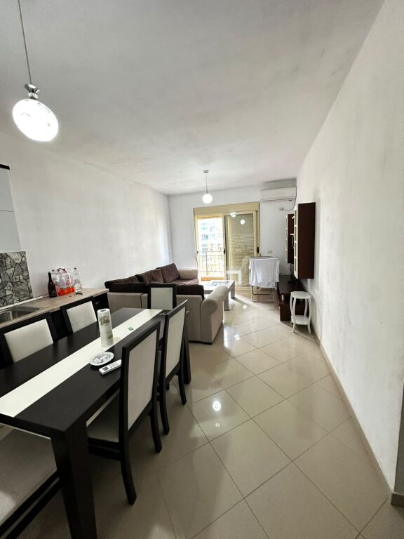 🏡 APARTAMENT 1+1 ME QIRA AFATGJATË – LUNGOMARE, VLORË