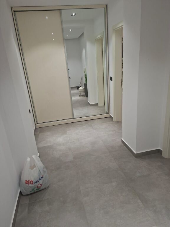 Splendido appartamento 1+1 in affitto presso la rotonda del Comune di Parisit a Tirana, ID 5870.