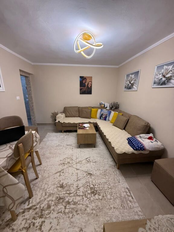 SHITET APARTAMENT 1+1 – PRANË LICEUT ARTISTIK
