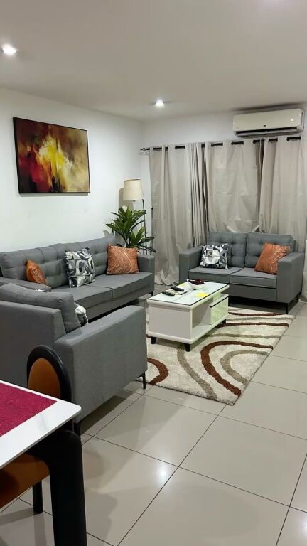 Rruga e Dibres, prane Medresese, jepet me qera apartament 1+1.