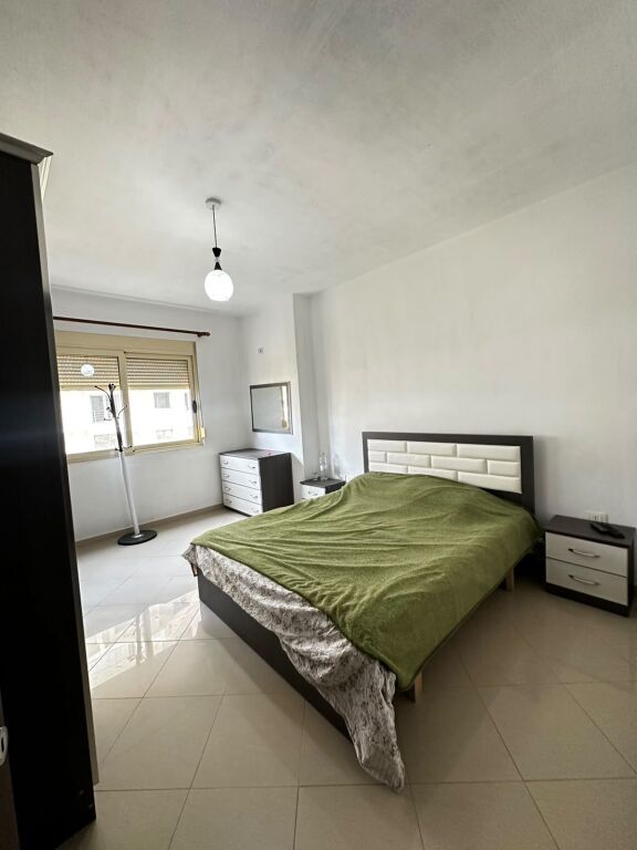 🏡 APARTAMENT 1+1 ME QIRA AFATGJATË – LUNGOMARE, VLORË