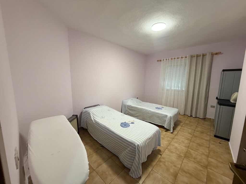 🏡 Jepet me qira apartament 2+1  📍 Rruga e Durrësit, pranë Alba 2000 🏢 Kati 5, pallat me ashensor 🛋️ I mobiluar 📐 75 m² neto 💰 Çmimi: 50.000 lekë/muaj