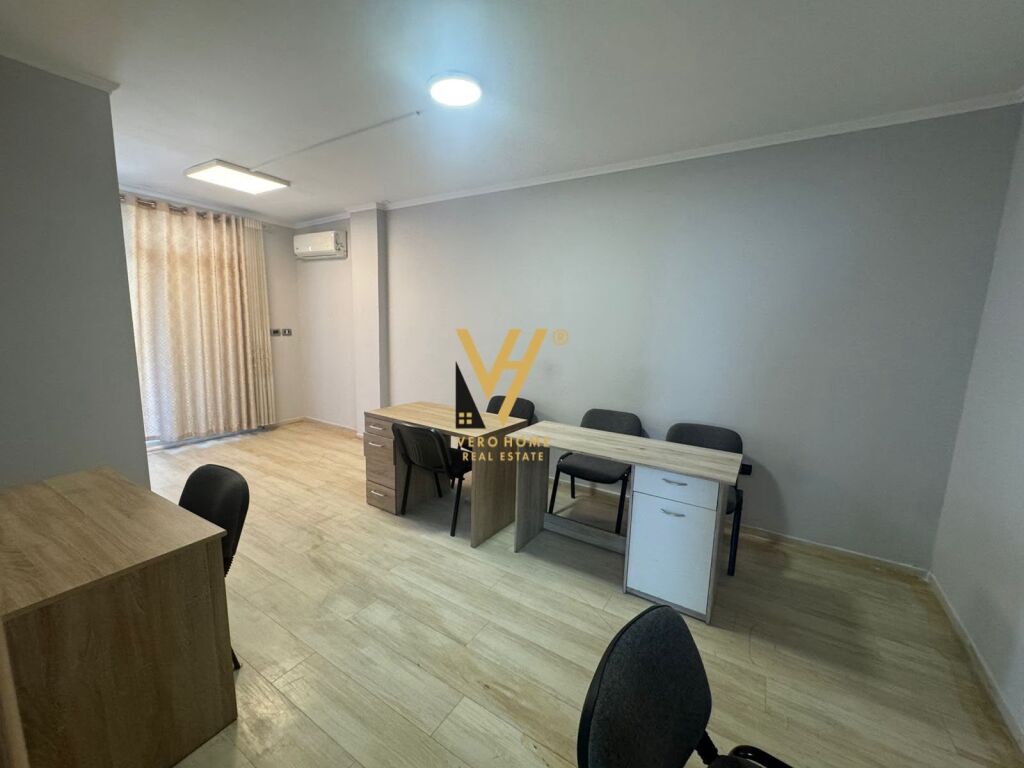 VENDESI APPARTAMENTO 4+1+2+VERANDA PRESSO IL GIARDINO BOTANICO 50.000.000 LEKE