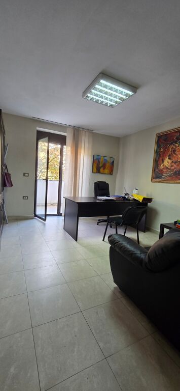 JEPET ME QIRA AMBIENT PËR ZYRA – SUPER LOKACION NË RRUGËN E DURRËSIT!