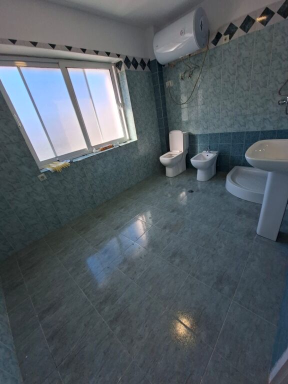 For rent, empty 2+1+1 at Globe, former Park, 600 thousand lek