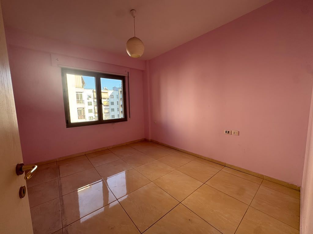 Shitet, Apartament 1+1, Rruga e Kavajes, Tirane . Empire75892