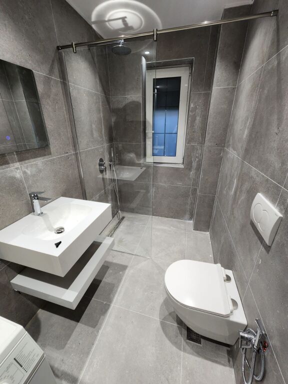 🏢Ne zonen e Ali Demit,jepet me qera apartament 1+1,e mobiluar.60,000Leke