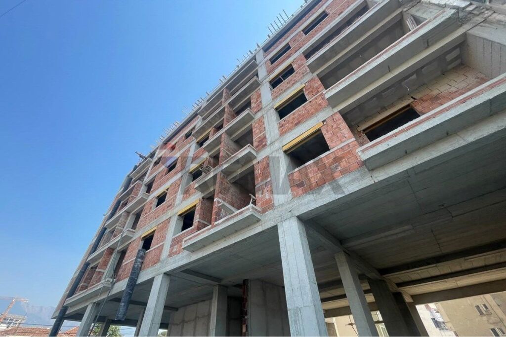 Shitet apartament 2+1 + Verandë Xhamlliku