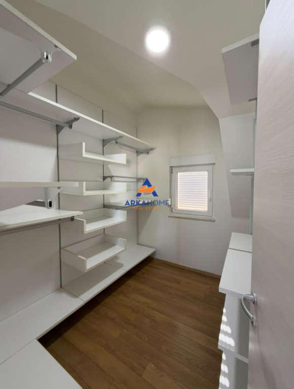JEPET VILË ME QIRA ME 3 KATE "WHITE HOUSES, TEG" 250000 LEKE